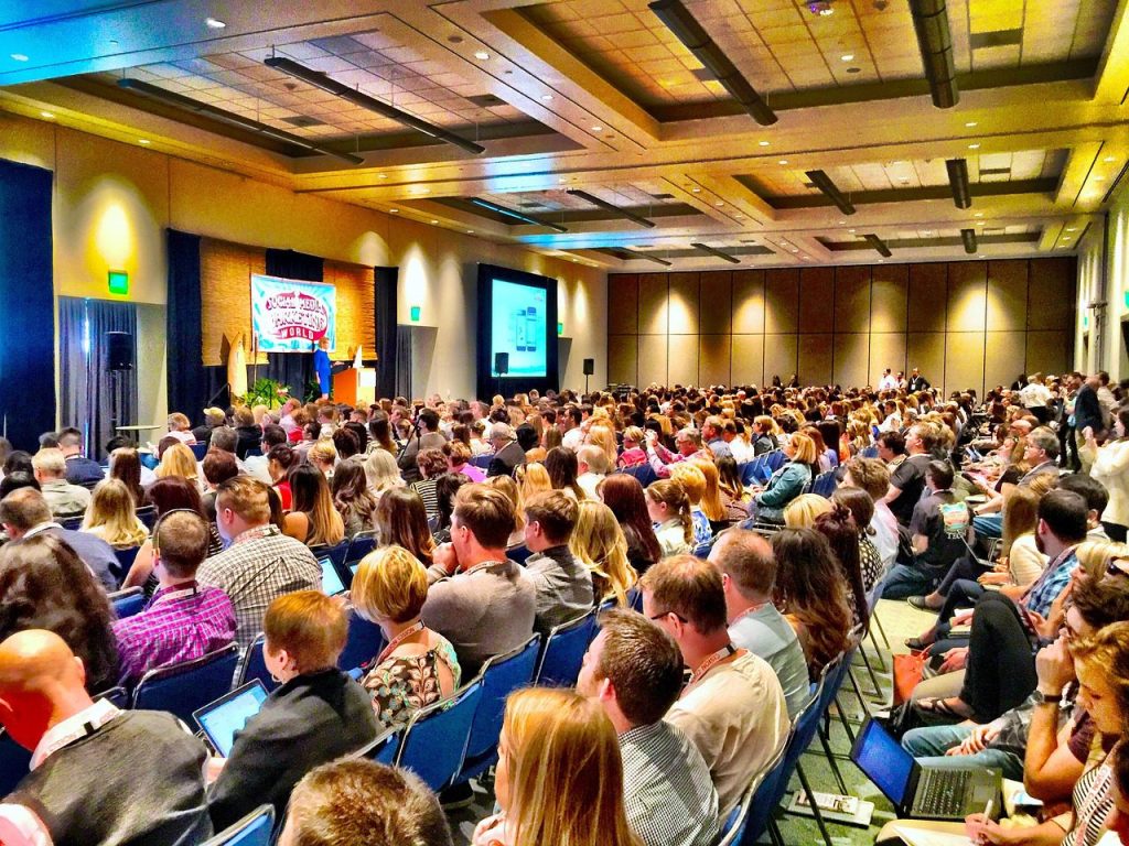 Best Programs for MBA Alumni Networking and Student Enrollment